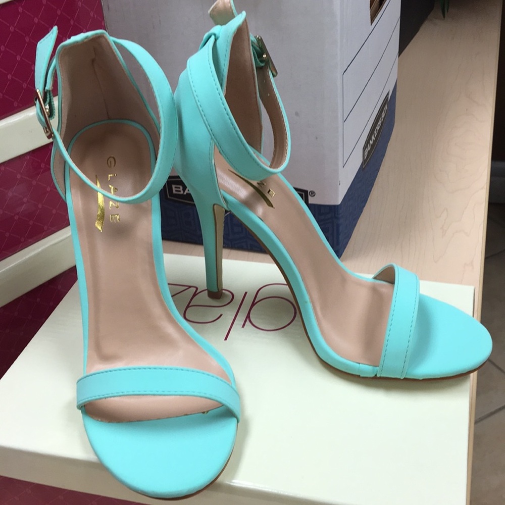 New mint heels size 6.5